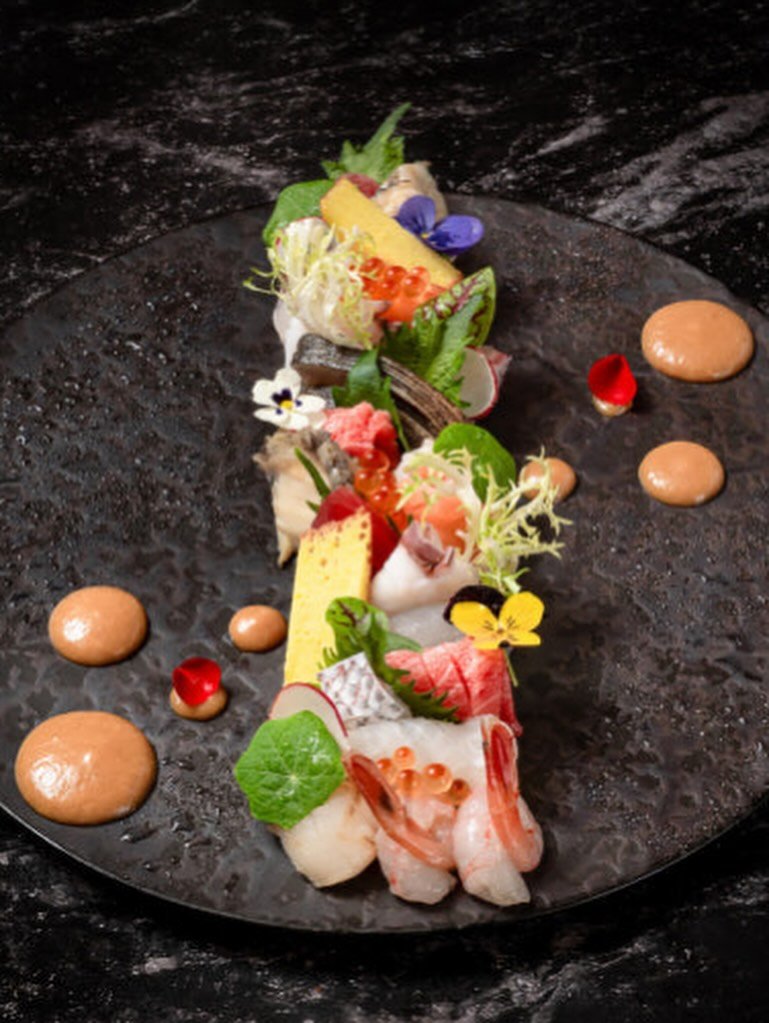 Photo by 소소하게 매일 행복해🥰 on October 26, 2025. May be an image of sashimi, sushi, shrimp, sauce, prawn, shellfish and text.