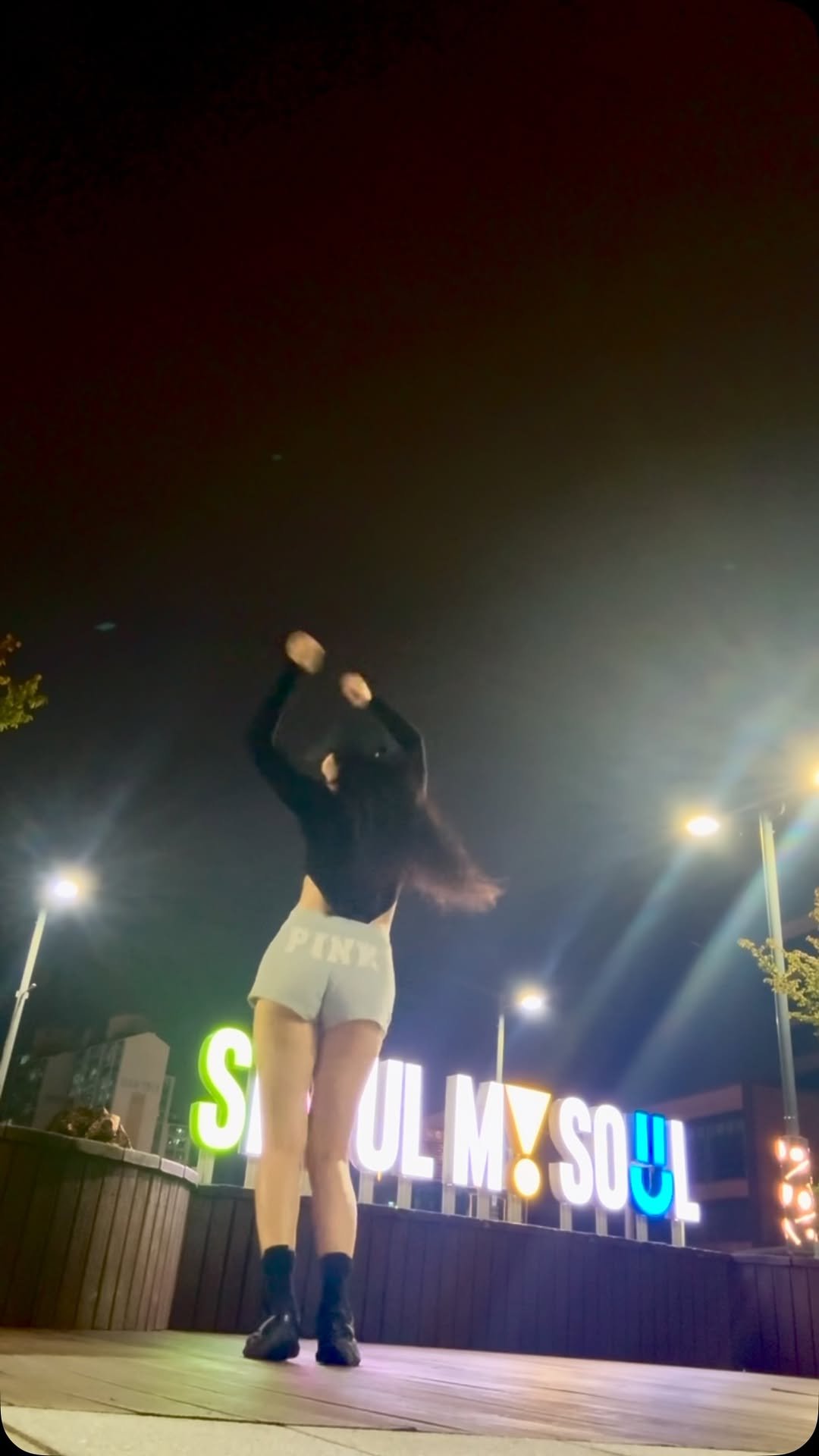 gorgeous_sunnylol 게시물 이미지: 햄버거 야식으로 먹으러 가는 길~
집 앞에 24시 맥날 너무...