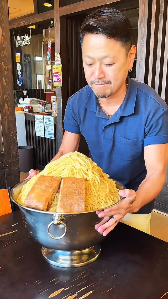 gourmet_lab_japan 게시물 이미지: 【総重量１５kg】完食者０の“怪物つけ麺”｜デカ盛り大勝軒で限界チャレンジ

【大勝軒しのや】...