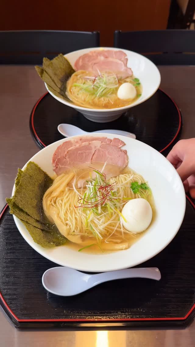 gourmet_lab_japan 게시물 이미지: 美人店員が作る黄金の究極の塩ラーメンに驚愕🍜

【塩そば専門店 麺屋ギャオス...