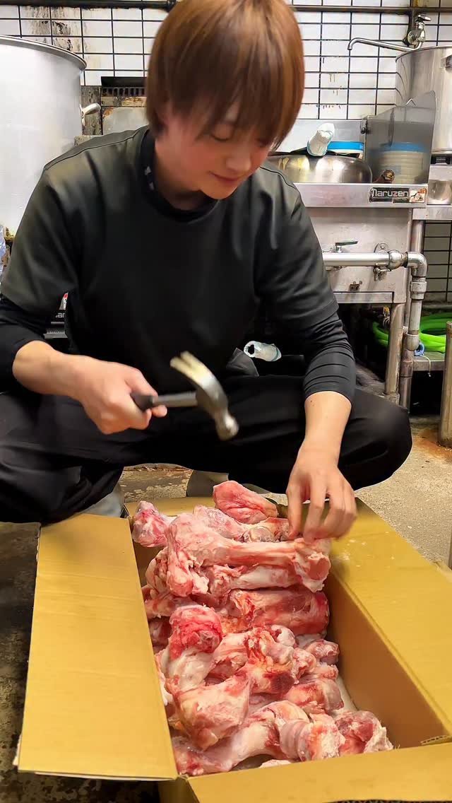 gourmet_lab_jp 게시물 이미지: 鍋を振るたび客が増える…１９席を支配するワンオペ店主

【麺屋...