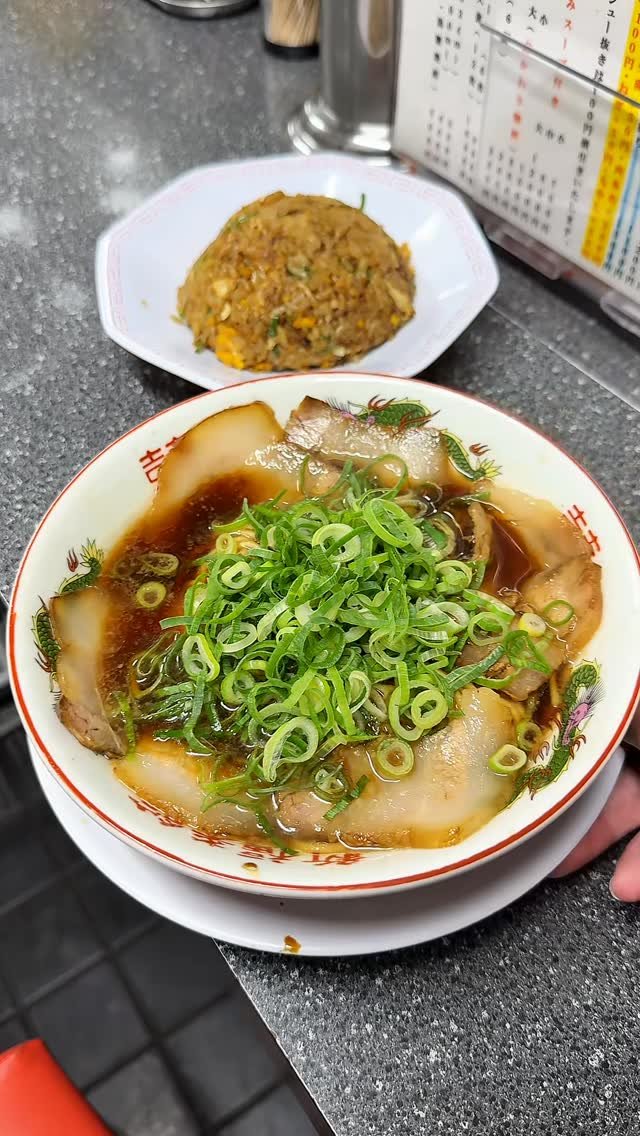 gourmet_lab_jp 게시물 이미지: 強面70歳の黒スープラーメン🍜行列が止まらない！ 

【新福菜館...
