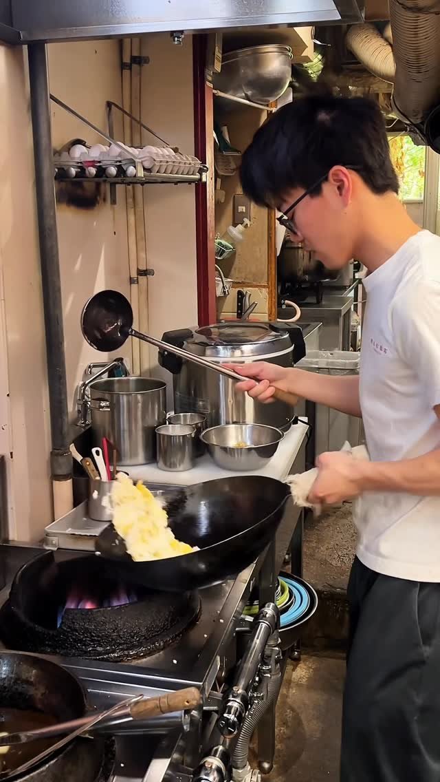 gourmet_lab_jp 게시물 이미지: ７席で１５０人前！昼どき客をさばき続ける町中華の焼きめし職人

【野呂松飯店】
📍大阪府豊中市...