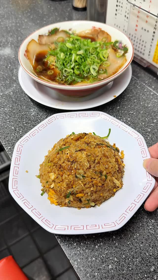 gourmet_lab_jp 게시물 이미지: ほぼ全員がラーメンと焼飯を注文する人気店

【新福菜館...