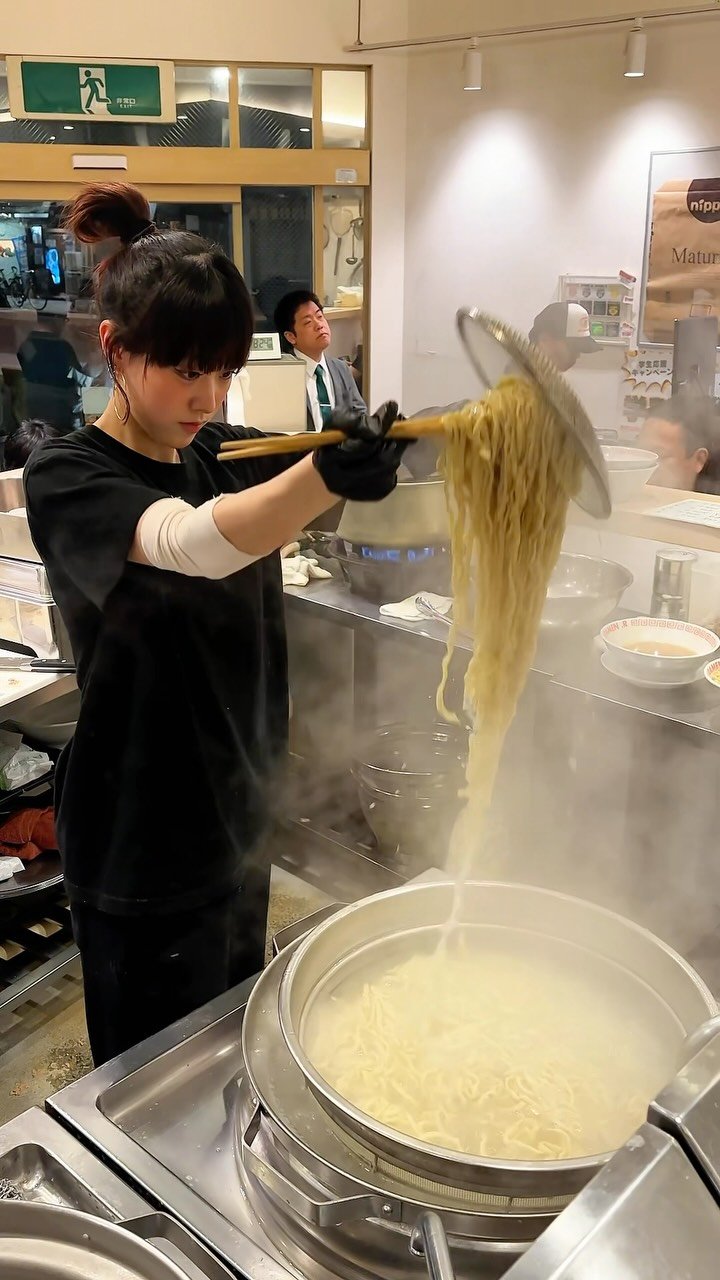 gourmet_lab_jp 게시물 이미지: ２４時間営業なのに行列…美人副店長が支える二郎系ラーメン店

【RAMEN .R...