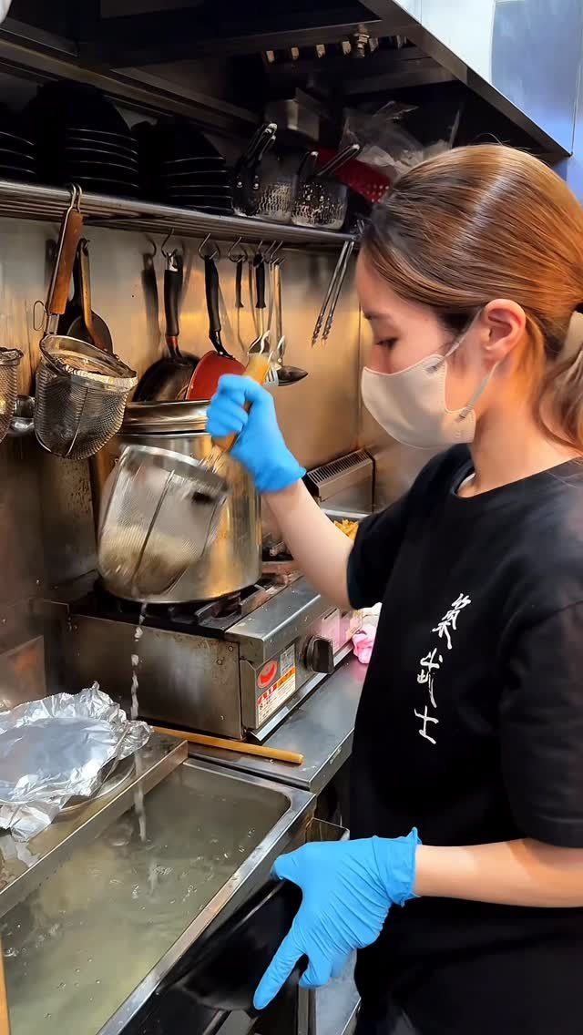 gourmet_lab_jp 게시물 이미지: １０席で１時間１５０人をさばく若女将が神業すぎた

【築武士】
東京・麹町の人気店。たった10...