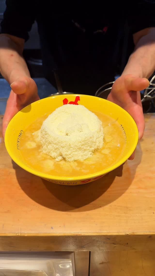 gourmet_lab_jp 게시물 이미지: 深夜3時まで営業、チーズを“上から雪崩”みたいにかけるラーメン

【九十九ラーメン...