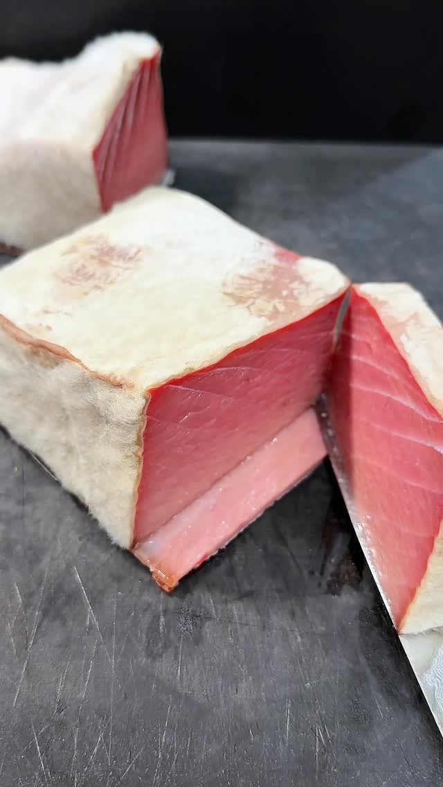 gourmet_lab_jp 게시물 이미지: カビが生えたマグロを食べる…熟成しすぎた未知の食体験

熟成を突き詰めた先に誕生した、まだ多く...