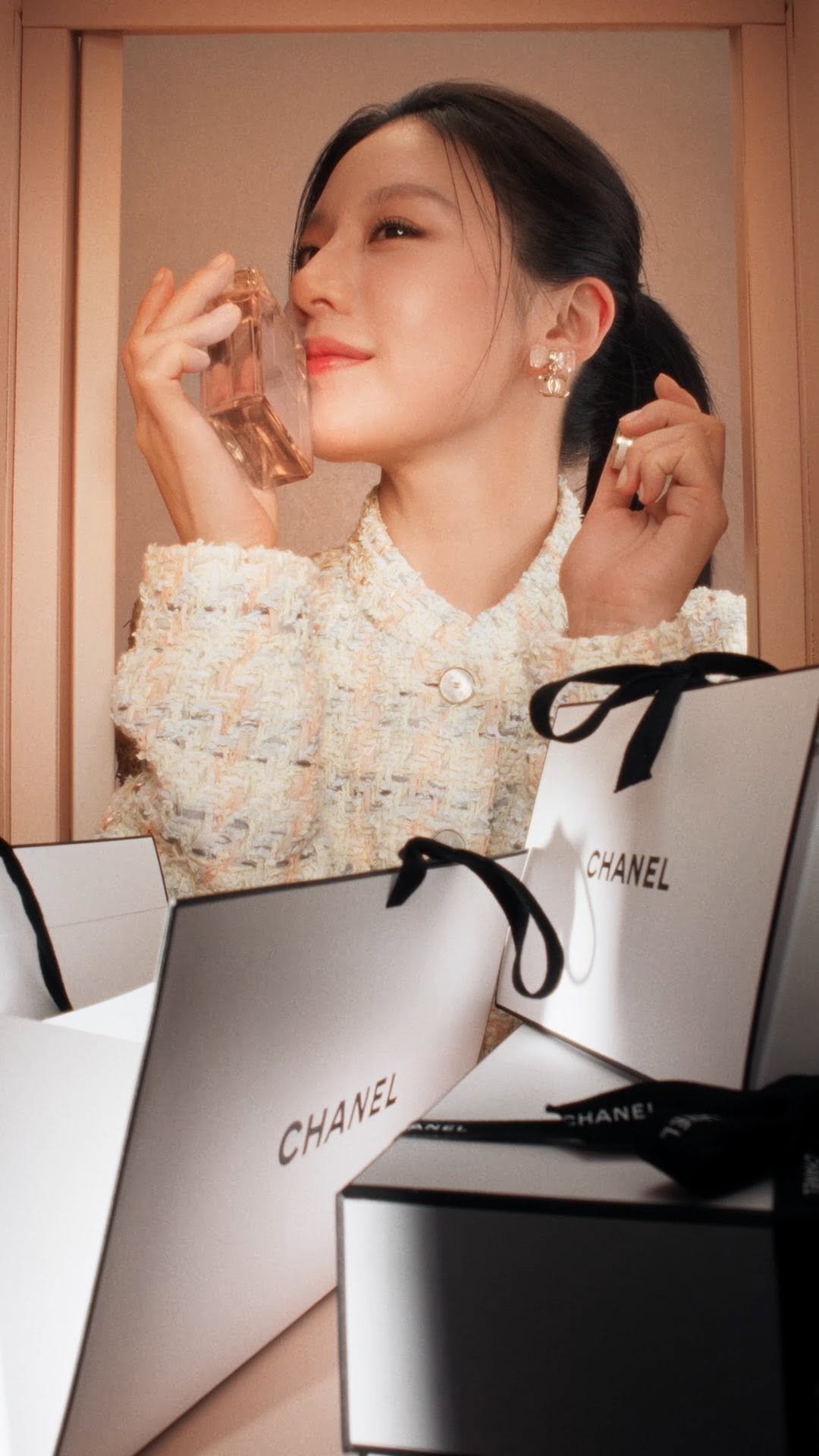 goyounjung 게시물 이미지: BEAUTY BEHIND THE DOOR - A Perfect Gift

COCO...