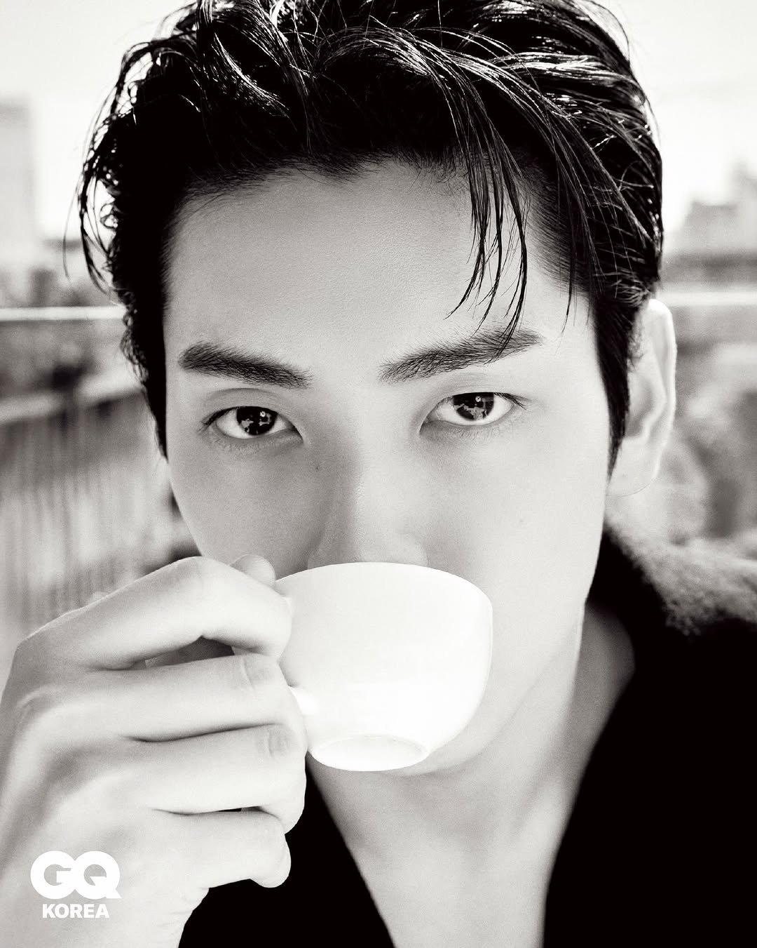 gq_korea 게시물 이미지: #협찬 𝘾𝙞𝙖𝙤, 𝙏𝙝𝙚𝙣
에스프레소 한 잔을 천천히 비우고, 햇살이 드리운 골목을...