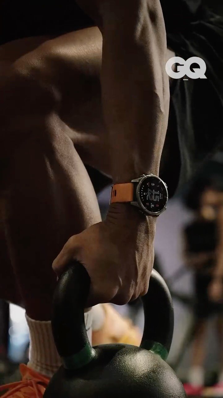 gq_korea 게시물 이미지: #협찬 𝘽𝙀 𝙏𝙀𝘼𝙈 𝙂𝘼𝙍𝙈𝙄𝙉 
요새 운동 좋아하는 사람들 모두 하이브리드...