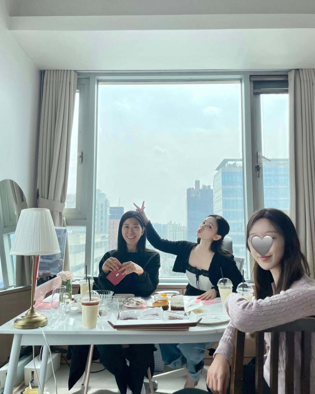 Photo shared by 𝐺𝑅𝐴𝐶𝐸 그레이스 | 영어회화 on June 17, 2023 tagging @1eejungju, @2_youngjoo, and @roseglowie.
