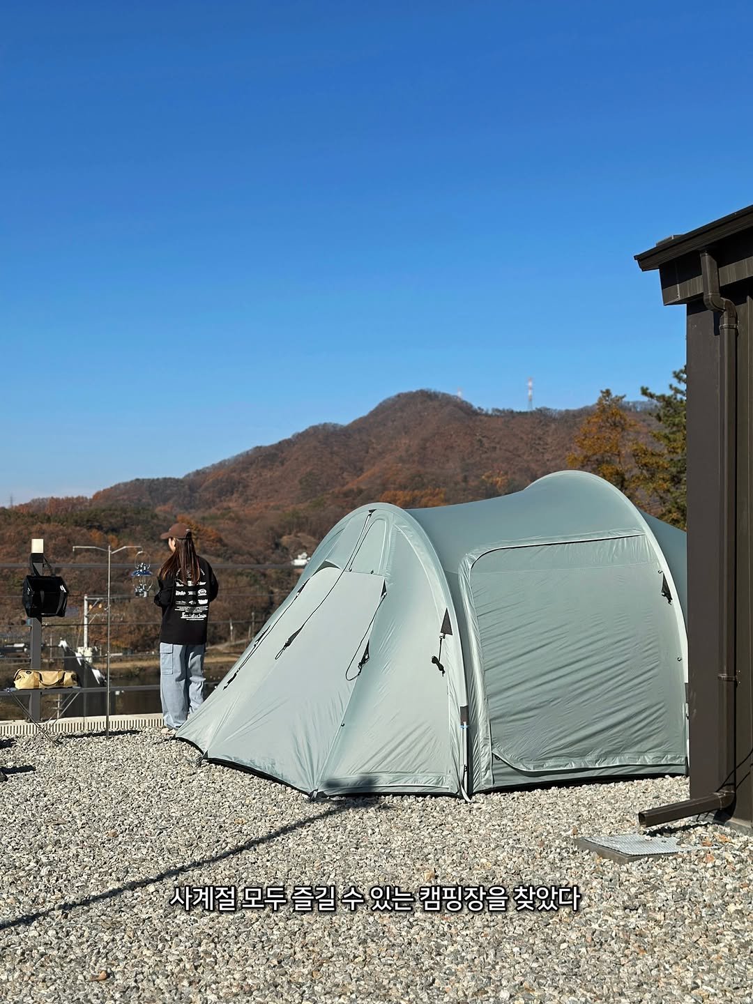 Photo by 루나의 캠핑&살림 on December 01, 2025. May be an image of campsite, cold frame and outdoors.