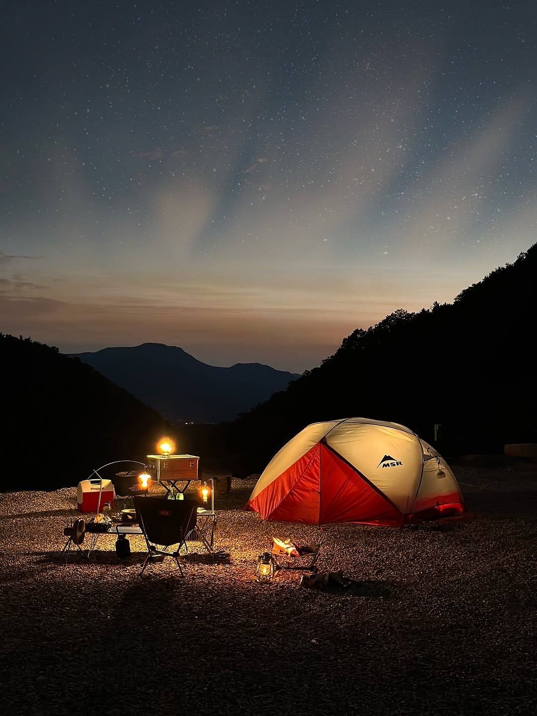 Photo shared by 루나의 캠핑&살림 on September 18, 2025 tagging @campingandstyle, and @msr_thermarest_korea. May be an image of campsite, road and twilight.