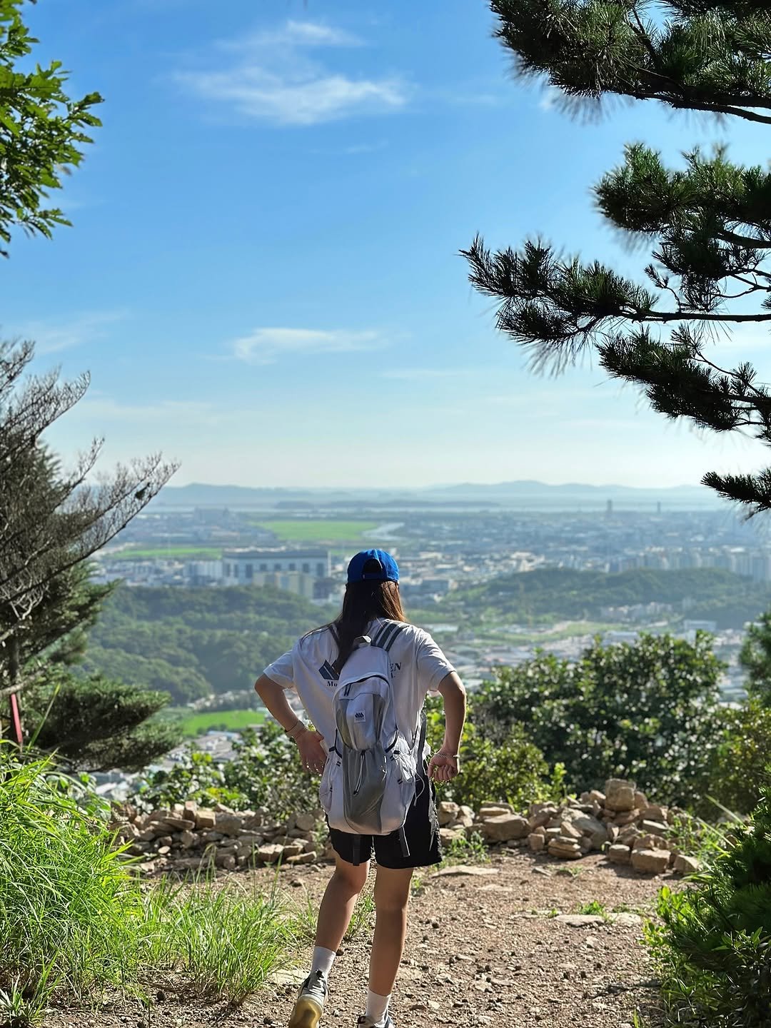 Photo shared by 루나의 캠핑&살림 on July 20, 2025 tagging @madden.kr. May be an image of 1 person and Victoria Peak.