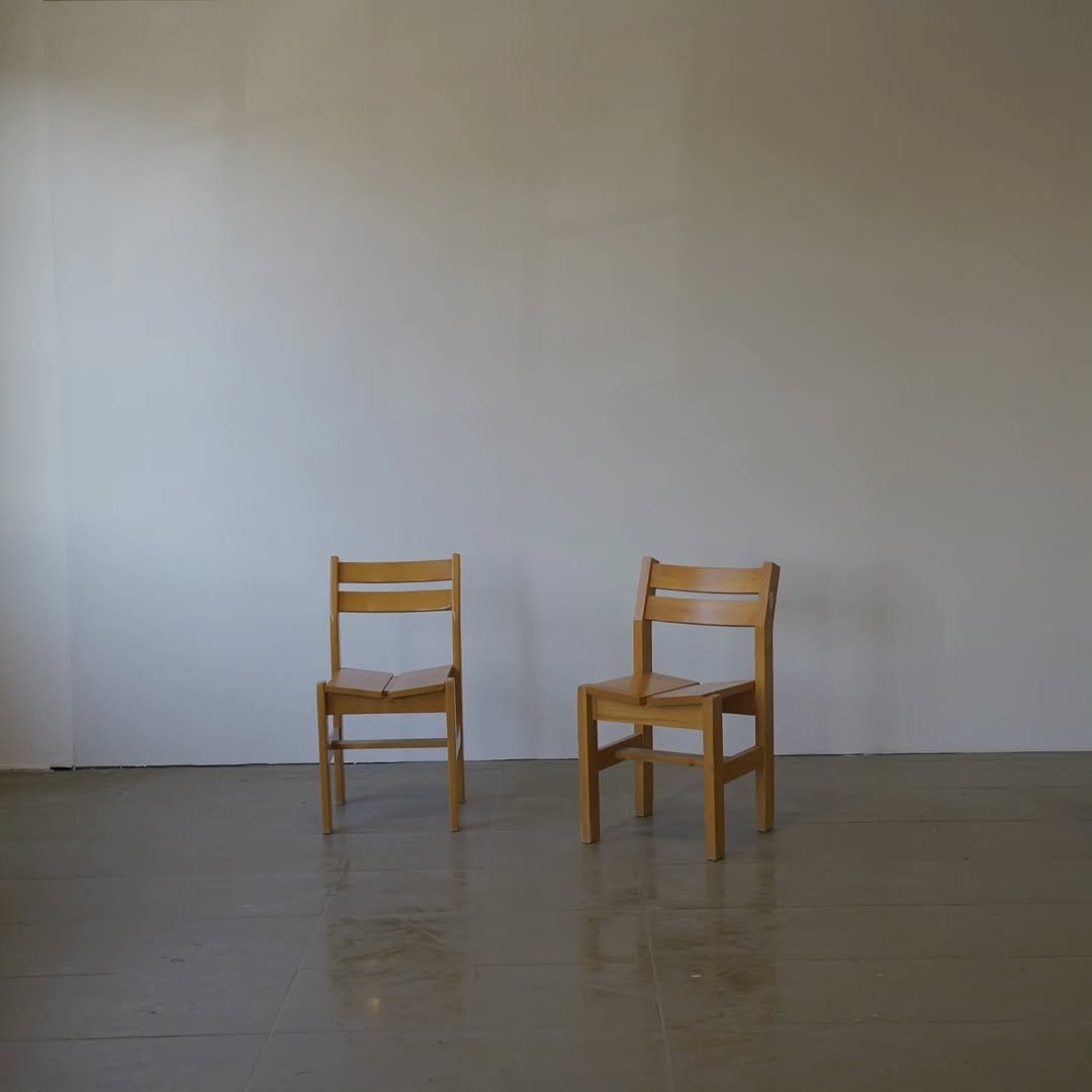 Photo by grainymove on December 10, 2025. May be an image of armchair, deck chair, rocking chair, chair and text.