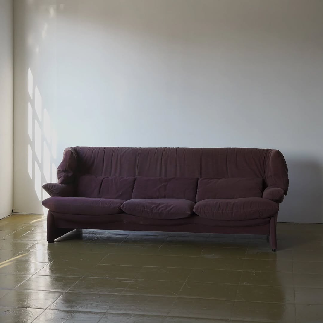 Photo by grainymove on December 26, 2025. May be an image of armchair, futon, sofa, chaise lounge, living room and text.