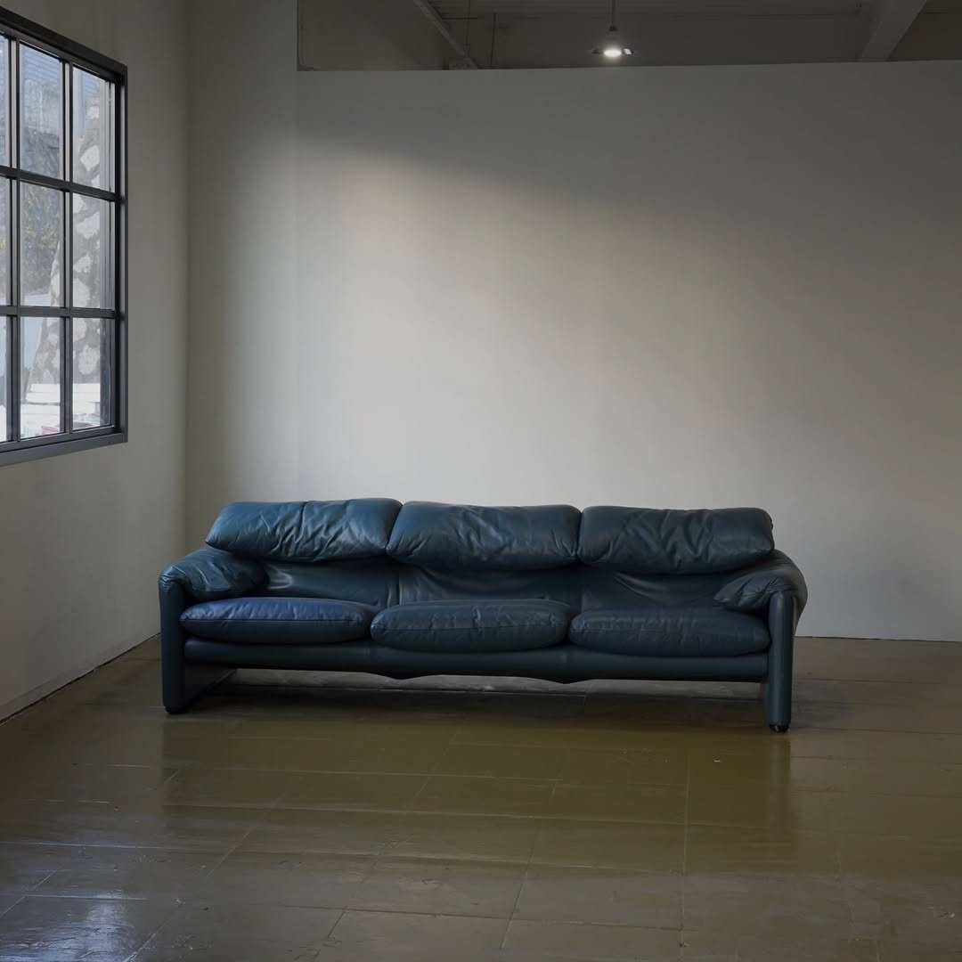 Photo by grainymove on December 01, 2025. May be an image of armchair, sofa, chaise lounge and text.