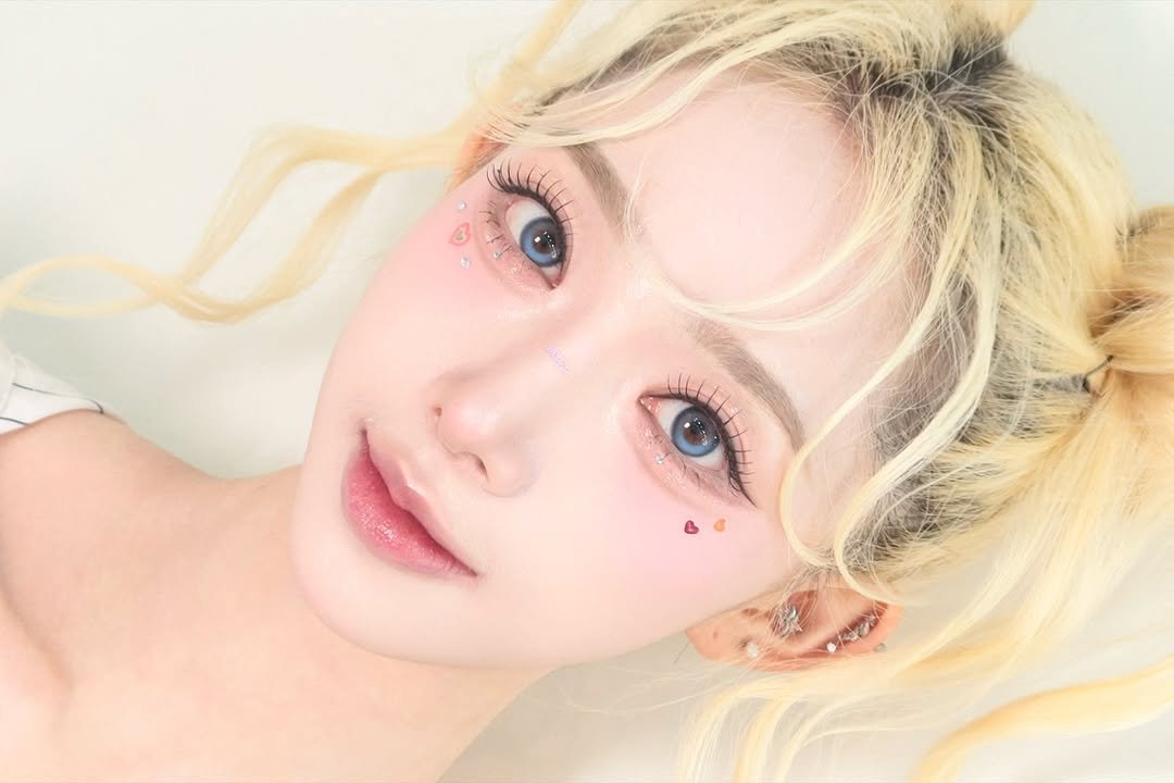 Photo by 청담메이크업 강남메이크업 韓国メイク │ 그리다, 청담 메이크업 on June 16, 2025. May be a closeup of one or more people, braids, blonde hair and makeup.