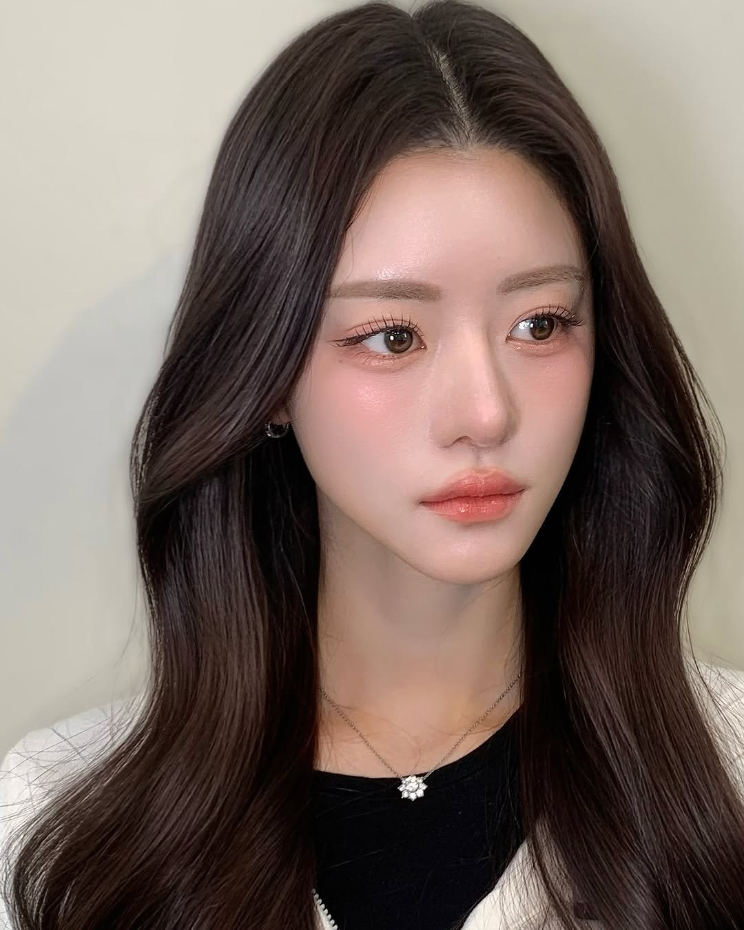 Photo shared by 청담메이크업 강남메이크업 韓国メイク │ 그리다, 청담 메이크업 on February 10, 2025 tagging @grida_cheongdam_makeup, and @makeup_g.hyeon.