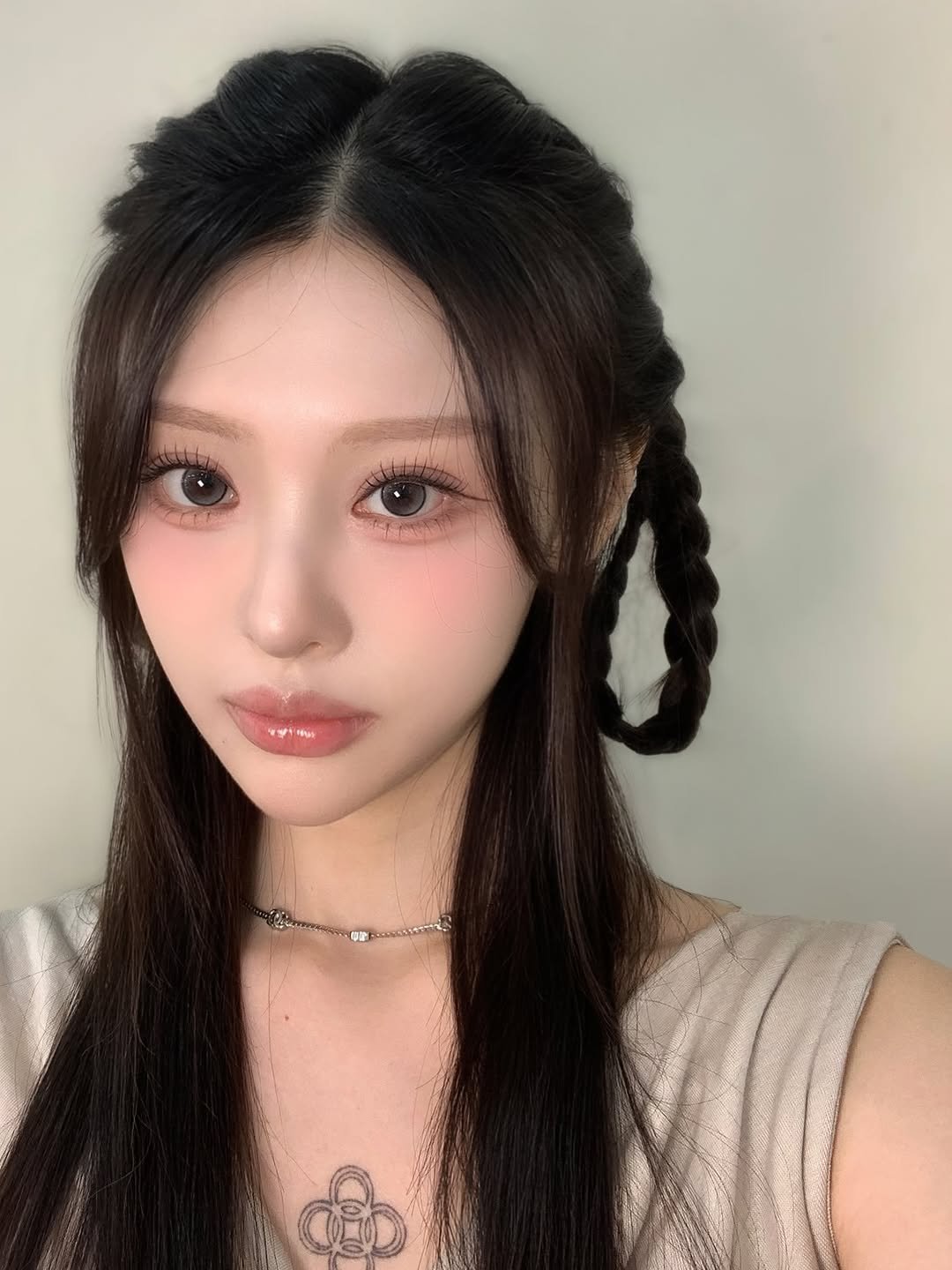 Photo shared by 청담메이크업 강남메이크업 韓国メイク │ 그리다, 청담 메이크업 on June 21, 2025 tagging @make.up_gyong. May be an image of one or more people, braids, makeup and text.