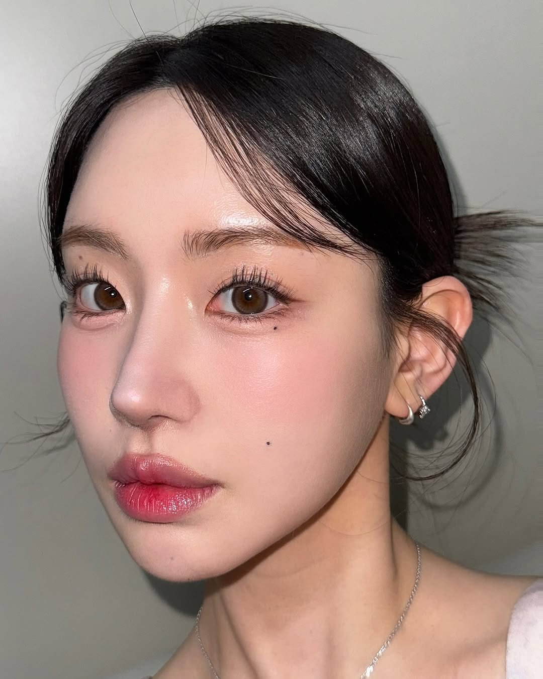 Photo shared by 청담메이크업 강남메이크업 韓国メイク │ 그리다, 청담 메이크업 on April 09, 2025 tagging @u.rlll, @grida_cheongdam_makeup, and @makeup_eunjin.