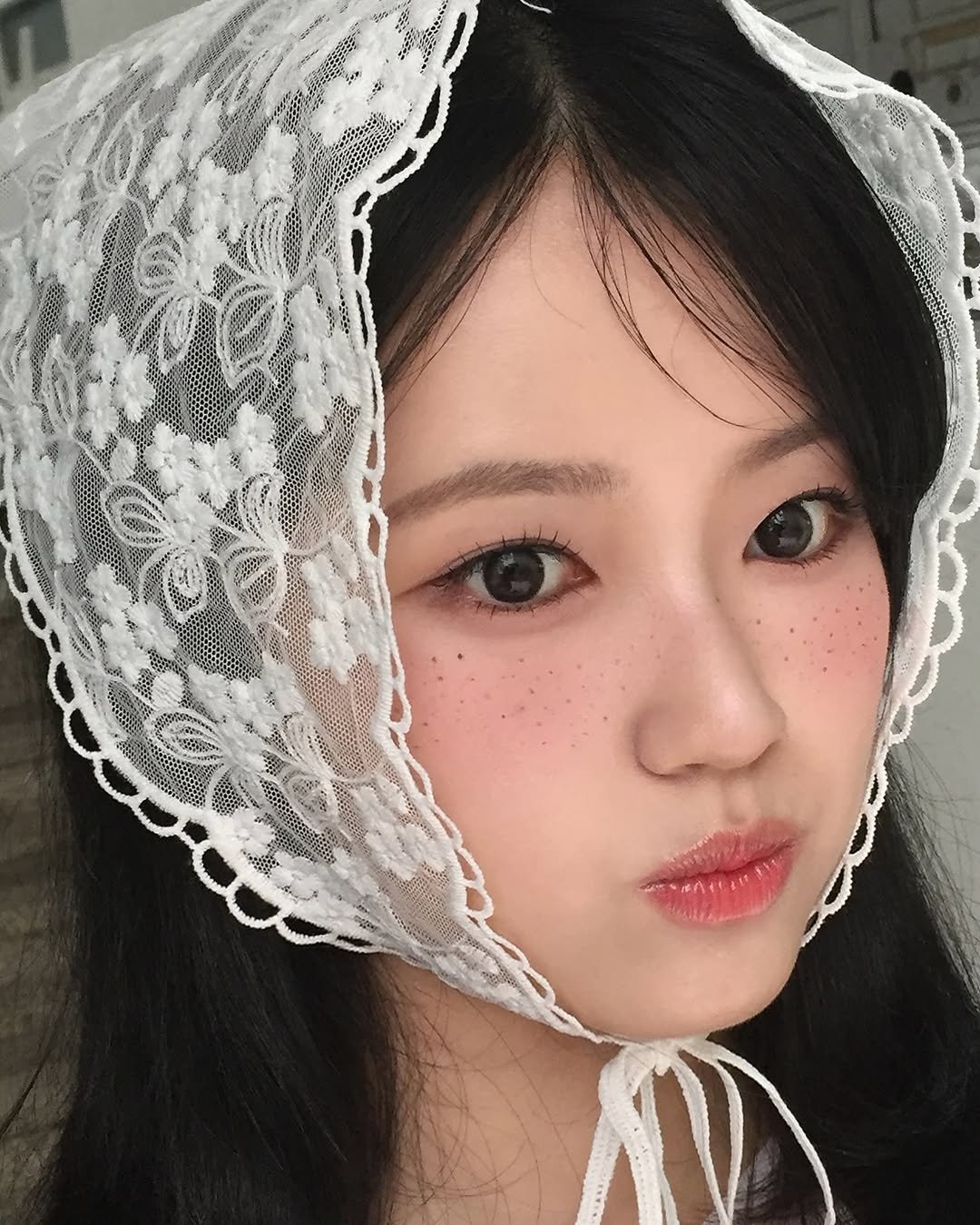 Photo shared by 청담메이크업 강남메이크업 韓国メイク │ 그리다, 청담 메이크업 on June 26, 2025 tagging @makeup_eunjin. May be an image of lace, cloak, head covering, headdress, costume and text.