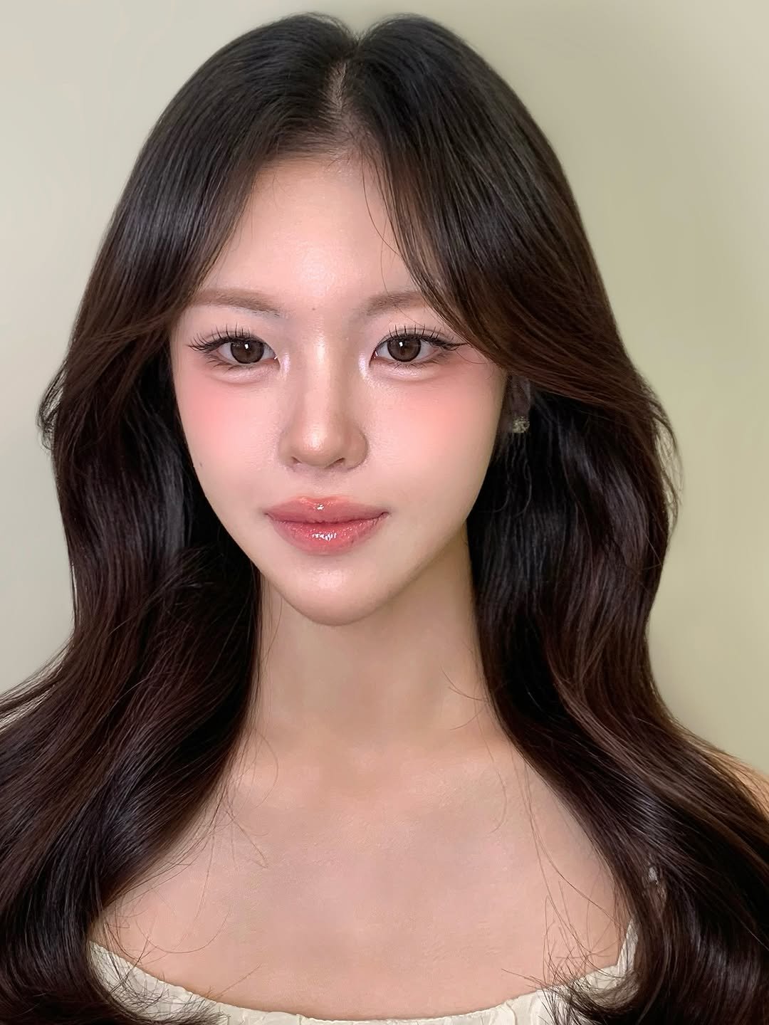 Photo shared by 청담메이크업 강남메이크업 韓国メイク │ 그리다, 청담 메이크업 on August 18, 2025 tagging @makeup_g.hyeon. May be an image of 1 person, hair and text.