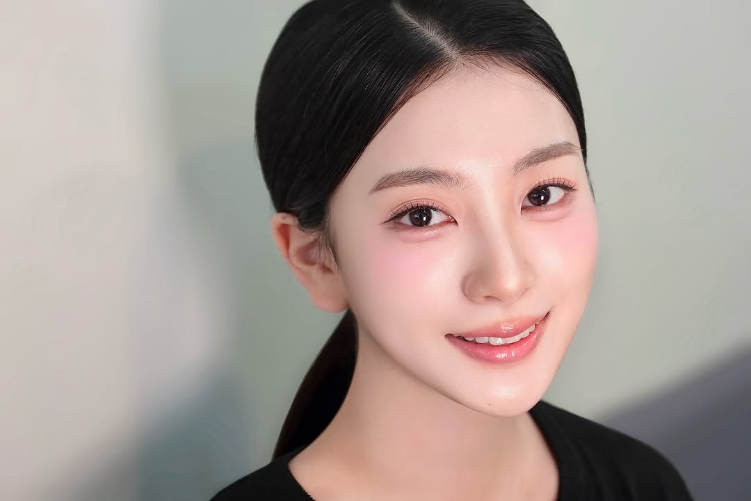 Photo shared by 청담메이크업 강남메이크업 韓国メイク │ 그리다, 청담 메이크업 on November 08, 2025 tagging @makeup_semii. May be a closeup of one or more people, hair, makeup, lipstick and text.