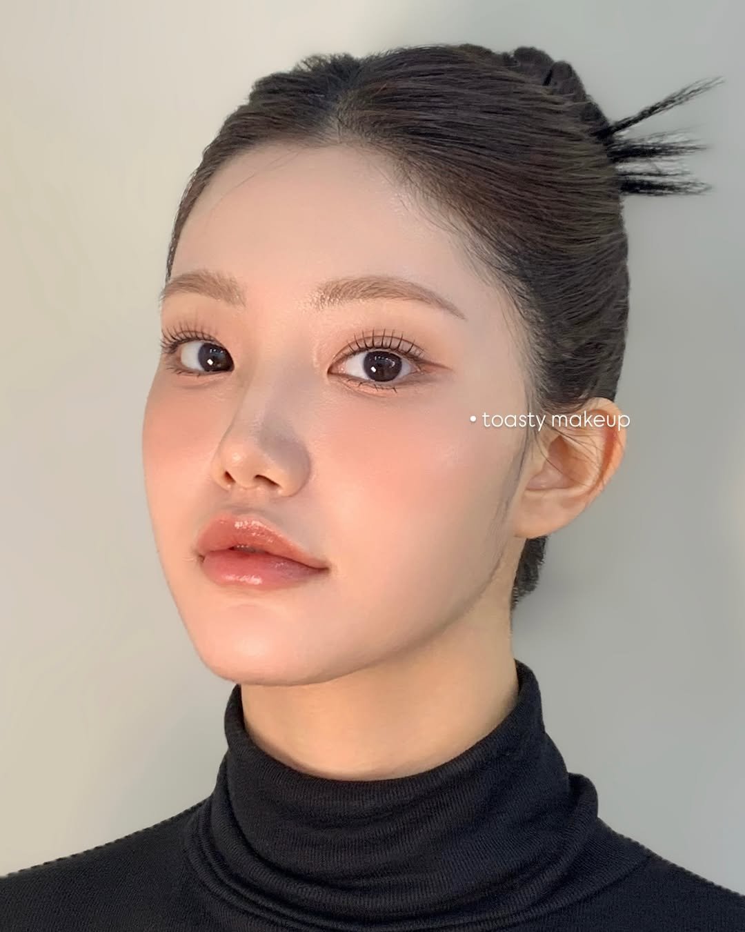 Photo shared by 그리다, 청담 메이크업 │ 청담메이크업 강남메이크업 데일리메이크업 아이돌메이크업 韓国メイク on January 20, 2026 tagging @makeup_eunjin. May be a closeup of one or more people, braids, makeup, lipstick, turtleneck and text that says '·toasty ·toastymakeup makeup AyA'.