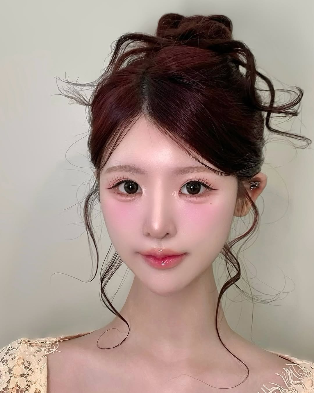 Photo shared by 청담메이크업 강남메이크업 韓国メイク │ 그리다, 청담 메이크업 on October 24, 2025 tagging @make.up_gyong. May be an image of one or more people, hair and makeup.