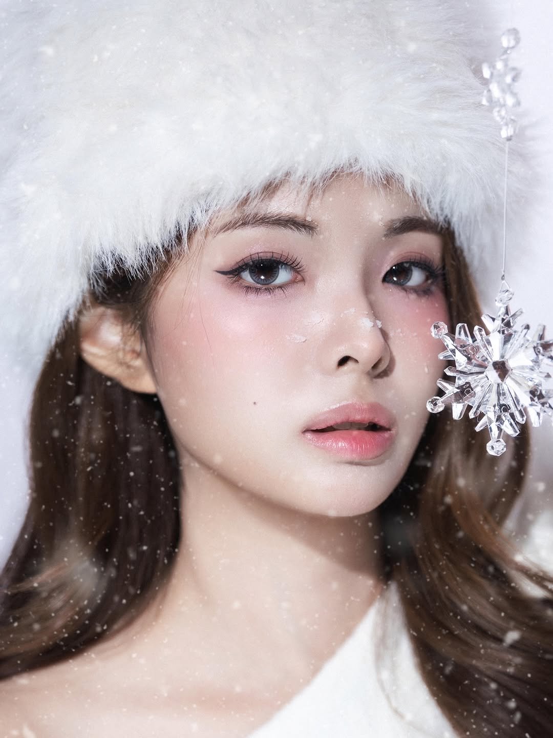 Photo shared by 그리다, 청담 메이크업 │ 청담메이크업 강남메이크업 데일리메이크업 아이돌메이크업 韓国メイク on December 22, 2025 tagging @jmk__makeup. May be a closeup of one or more people, hair, makeup, snowman and text.