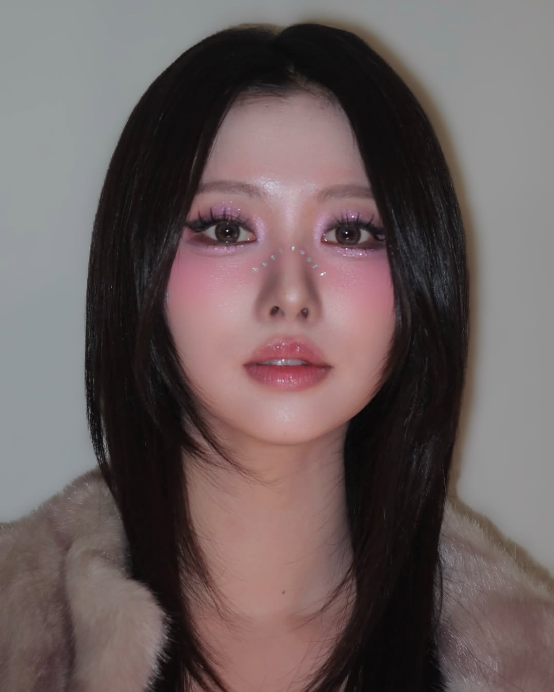 Photo shared by 청담메이크업 강남메이크업 韓国メイク │ 그리다, 청담 메이크업 on December 22, 2025 tagging @makeup_semii. May be a closeup of one or more people, eyeliner, hair, makeup and text.