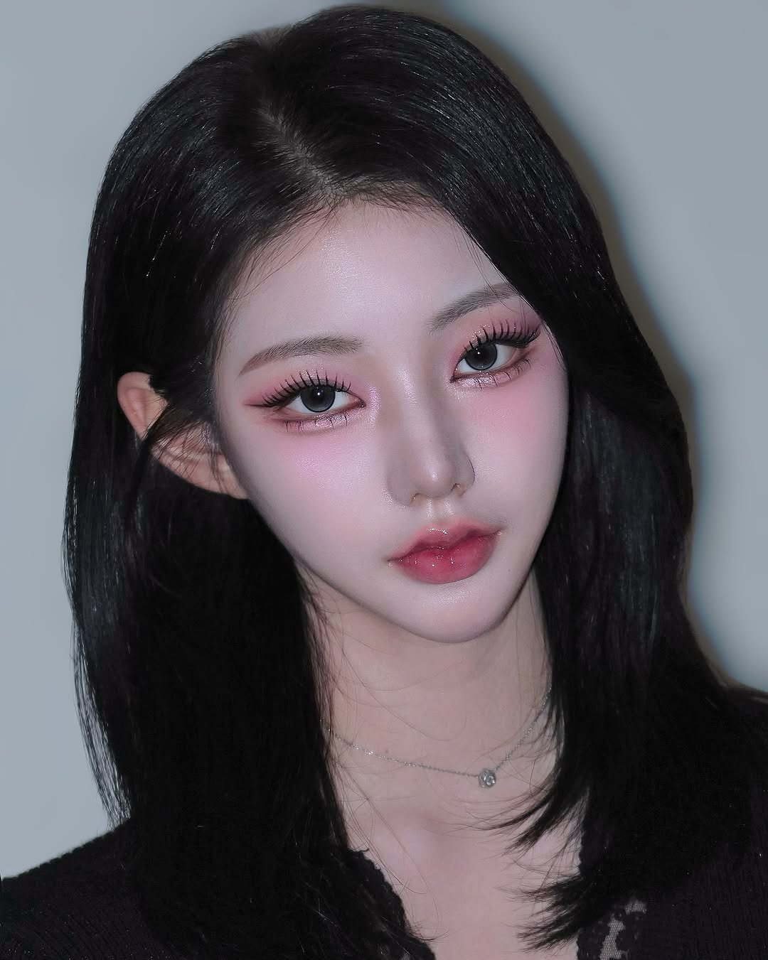 Photo shared by 그리다, 청담 메이크업 │ 청담메이크업 강남메이크업 데일리메이크업 아이돌메이크업 韓国メイク on December 31, 2025 tagging @make.up_gyong. May be an image of one or more people, hair, makeup and text.