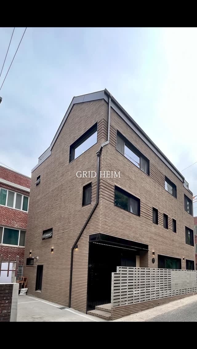 gridheim_official 게시물 이미지: x 3층 단독 주택 신축 외부 마감

- 건축주와 이곳 저곳 같이 현장을 보면서...