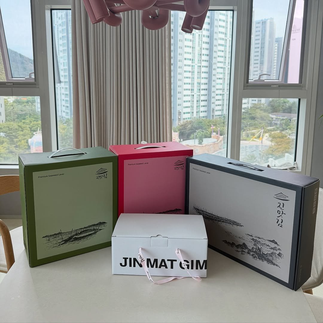 Photo by 끄리나&서루파파 박규석 현재는 남대규🖤 on September 22, 2025. May be an image of suitcase, rack, display case, box, hamper, carton and text.