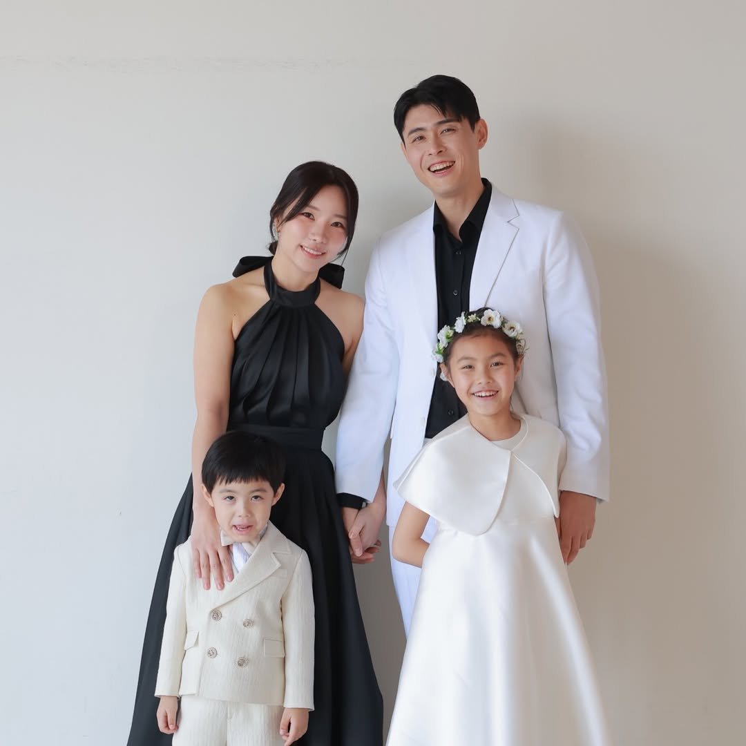 Photo by 끄리나&서루파파 박규석 현재는 남대규🖤 on December 27, 2025. May be an image of dress, dinner jacket, prairie gentian, wedding and text.