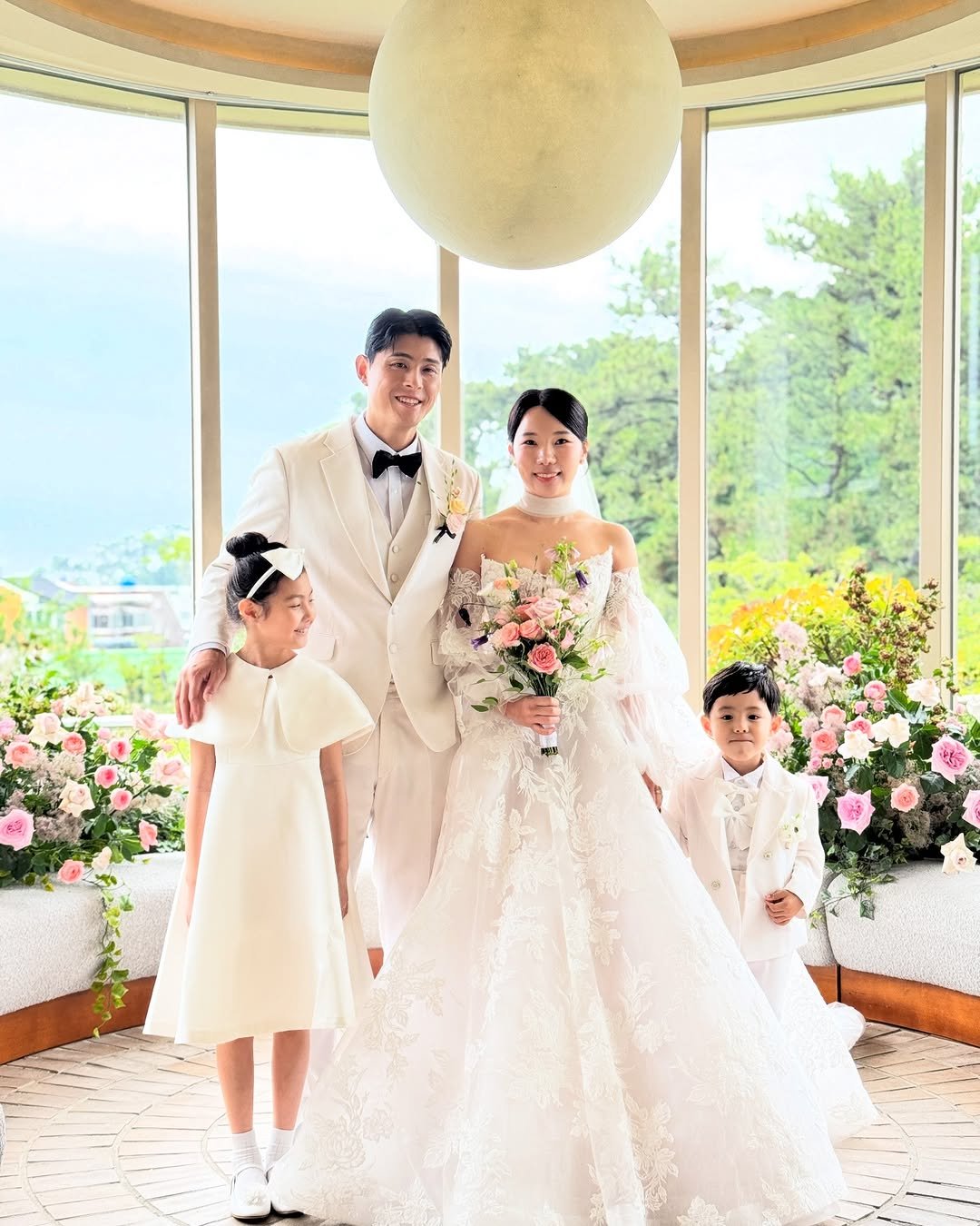 Photo by 끄리나&서루파파 박규석 현재는 남대규🖤 on July 07, 2025. May be an image of 3 people, prairie gentian, wedding and text.