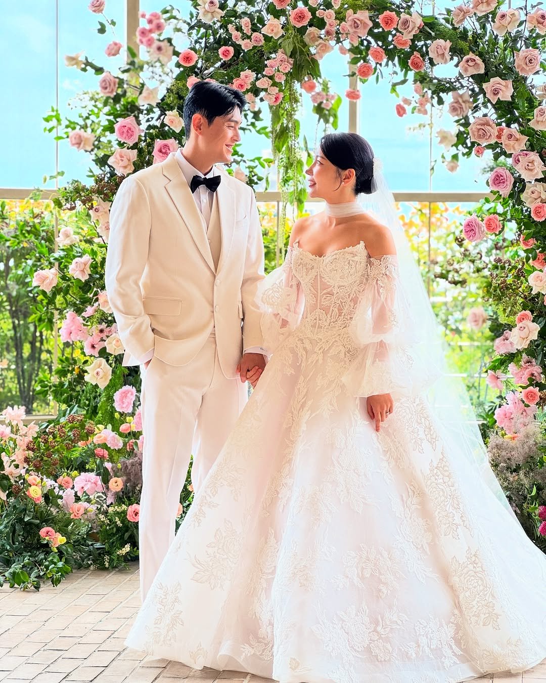 Photo by 끄리나&서루파파 박규석 현재는 남대규🖤 on June 22, 2025. May be an image of 1 person, dress, gown, wedding and text.