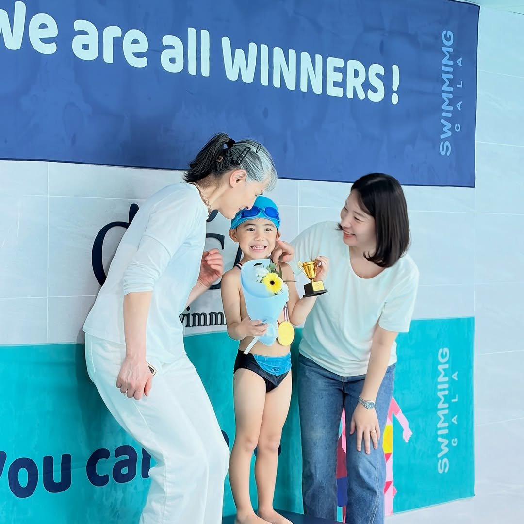 Photo by 끄리나&서루파파 박규석 현재는 남대규🖤 on November 05, 2025. May be an image of ‎baby, swimming, standing, beach ball, pool and ‎text that says '‎Ve are all WINNERS! a لن vimm ख oucar OU ca‎'‎‎.