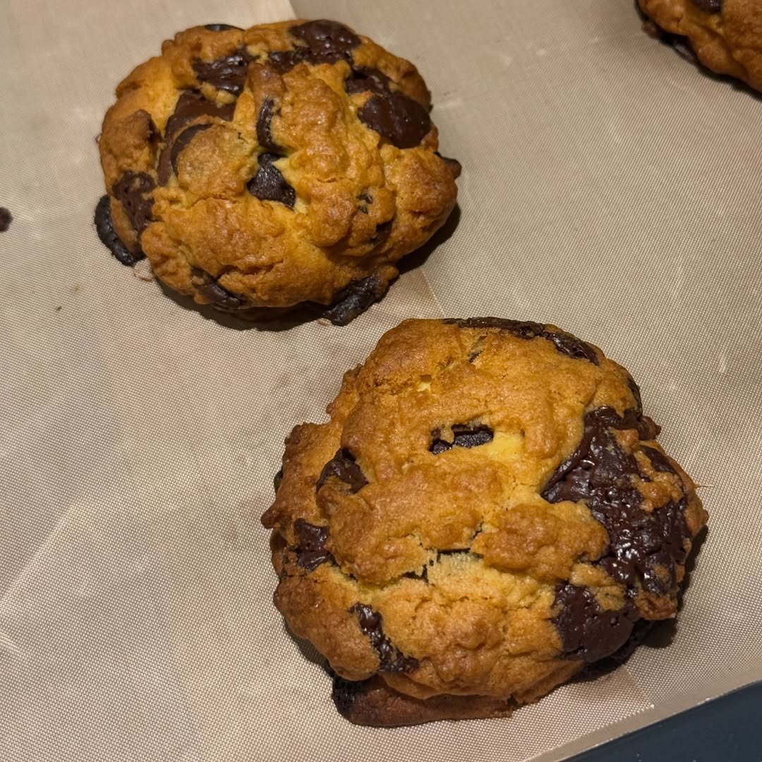 Photo by 끄리나&서루파파 박규석 현재는 남대규🖤 on February 20, 2026. May be an image of oatmeal cookies, cookies, raisin and text.