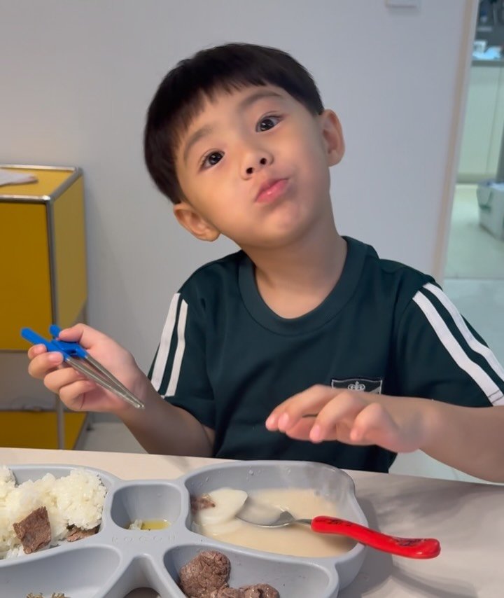 gs___park 게시물 이미지: 생전 떡국 끓여줘도 입에도 안대던 녀석들
어느 곰탕을 해줘도 한번먹고 말거나 그래서...