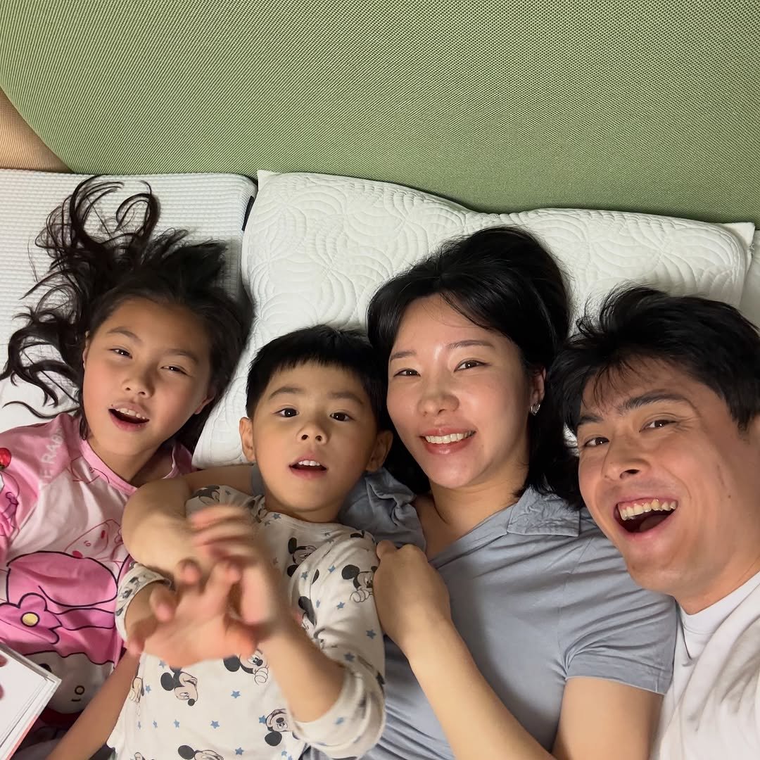 Photo by 끄리나&서루파파 박규석 현재는 남대규🖤 on December 19, 2025. May be an image of child, sleepwear, mattress, bedroom and text.