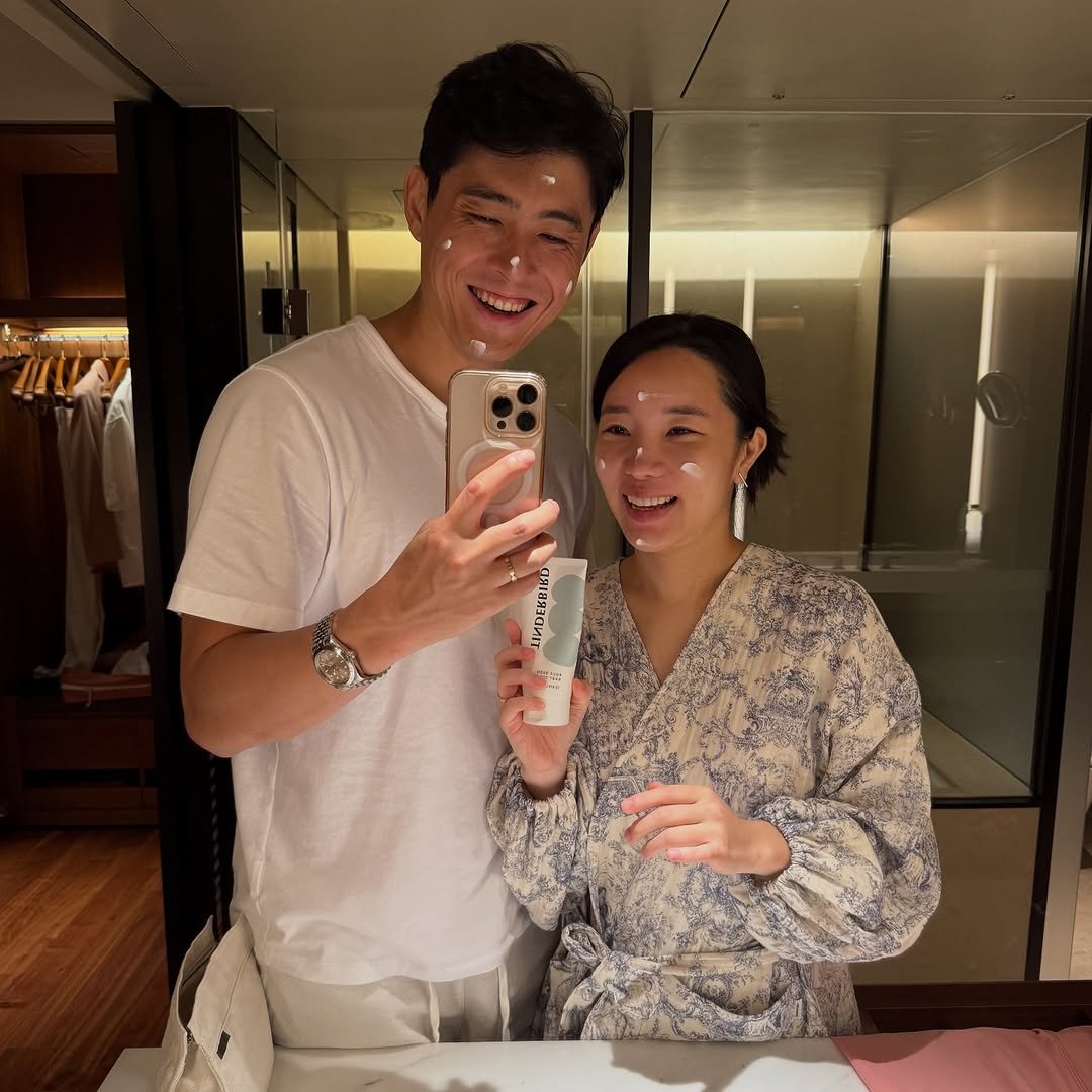 Photo by 끄리나&서루파파 박규석 현재는 남대규🖤 on September 25, 2025. May be a selfie of 2 people, robe, bath robe, mirror and text.