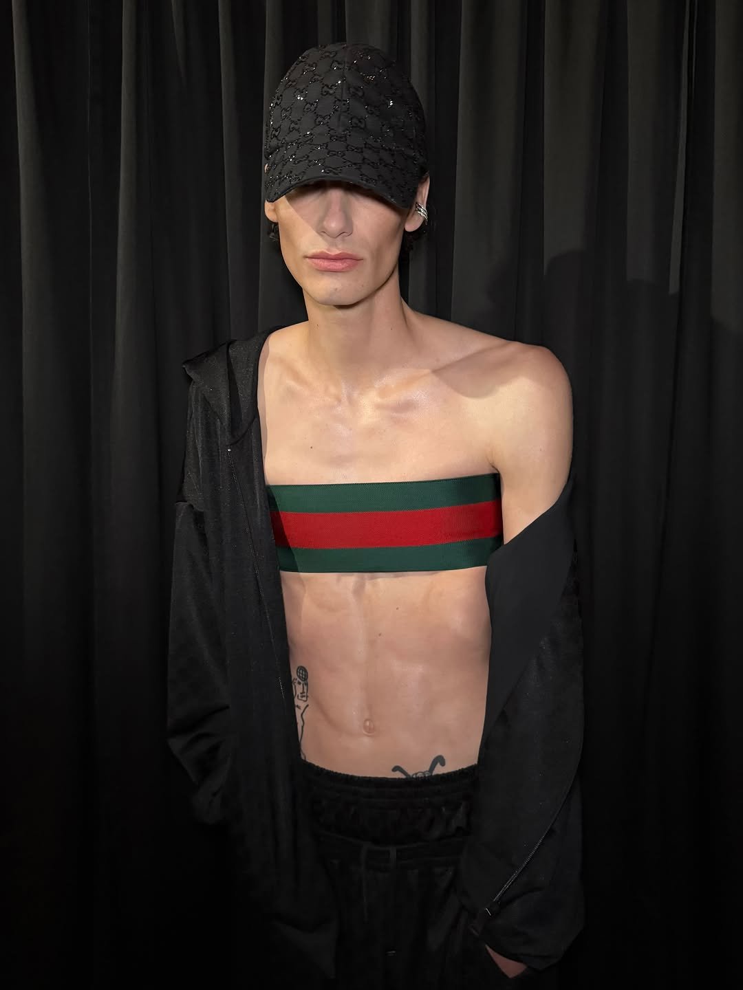 gucci 게시물 이미지: BACKSTAGE 

Up close with the GucciCore...