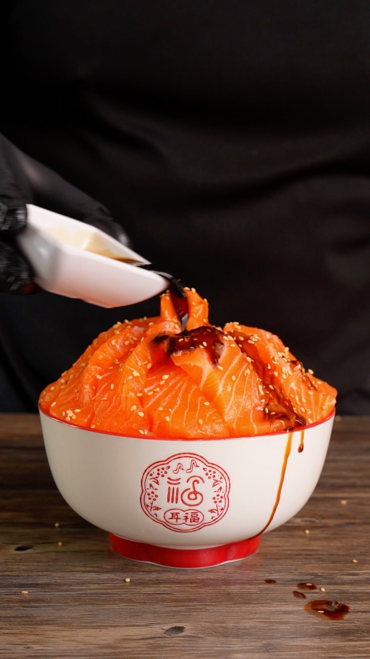 gugafoods 게시물 이미지: Salmon Poke Bowl
.
@dalstrong Best Knife in...