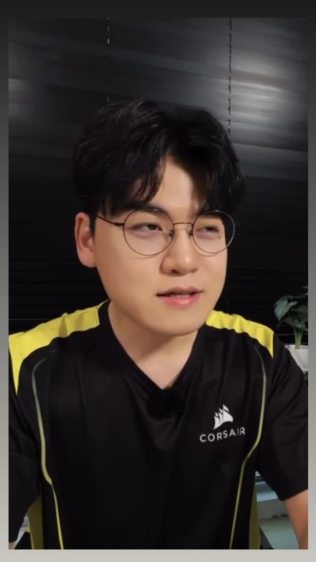 gumayusi 게시물 이미지: What’s in my bag(feat. Corsair)