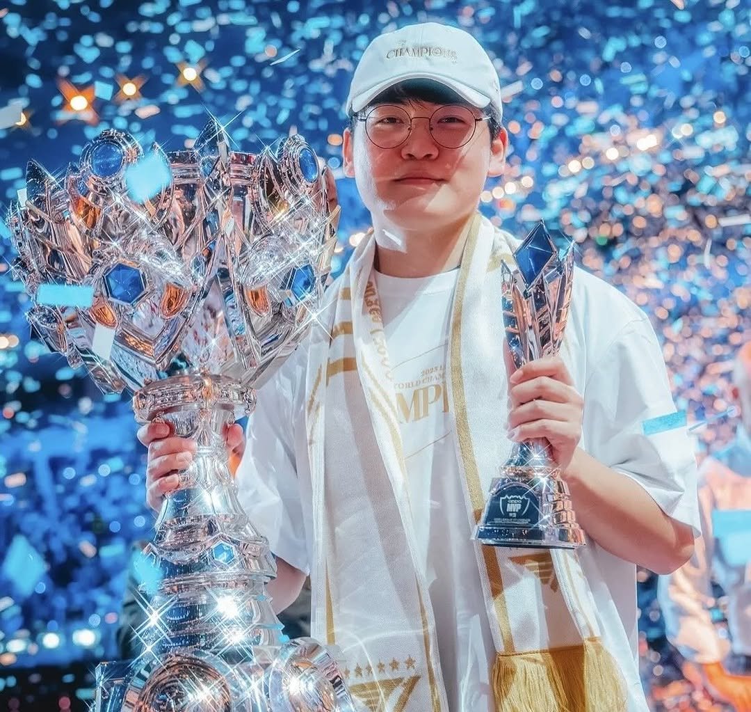 gumayusi 게시물 이미지: “SKT 가 이루지못한 쓰리핏 저희가 이루겠습니다”
어려움을 함께 견뎌준 팬분들에게...