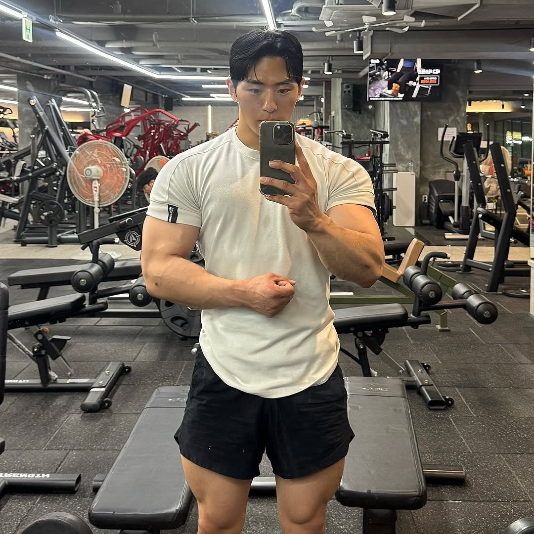 guriguribam 게시물 이미지: 역시 팔운동 잘된 날이 몸 제일 좋아보임😁