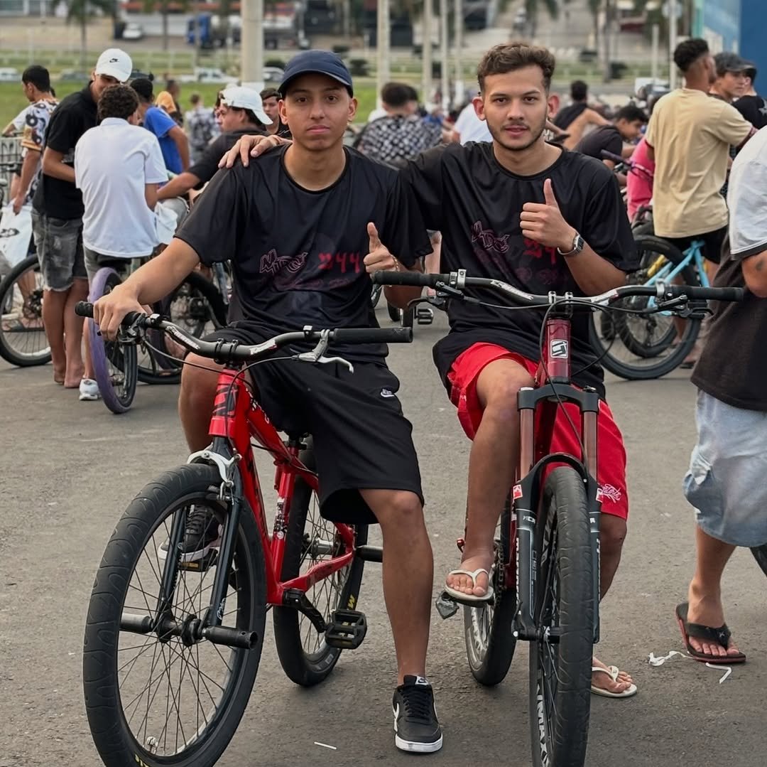 Photo shared by Gustavo Lopes on October 03, 2025 tagging @helenilson_244. May be an image of one or more people, bicycle, scooter and text.